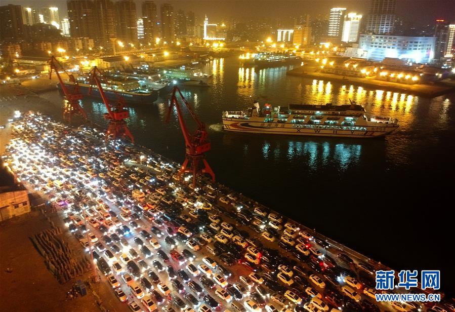 （社會）（1）瓊州海峽夜間通航條件良好 萬余輛汽車等待過海