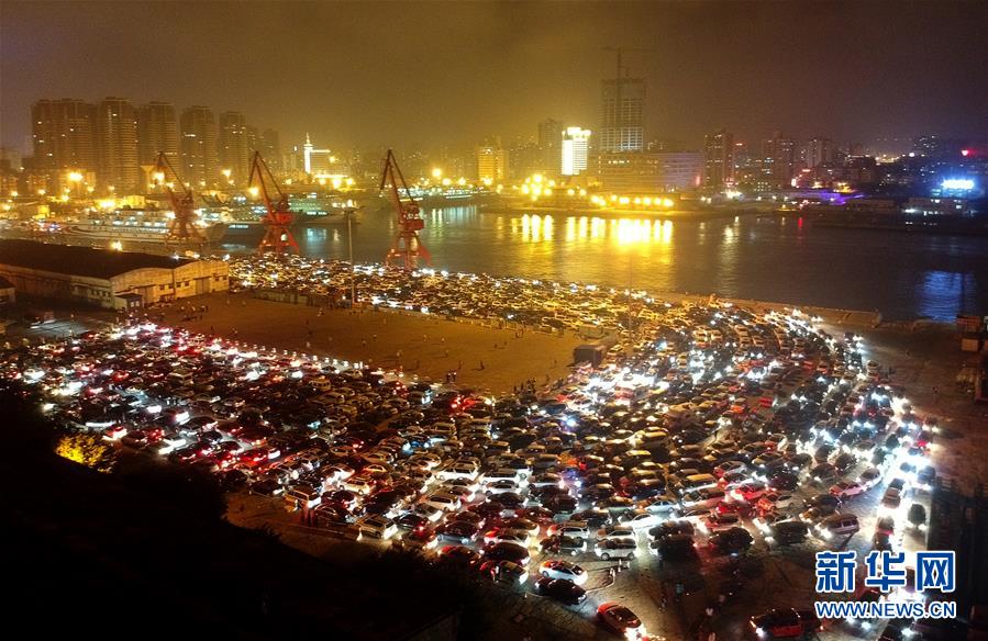 (社會)(2)瓊州海峽夜間通航條件良好 萬余輛汽車等待過海