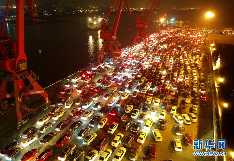 (社會)(3)瓊州海峽夜間通航條件良好 萬余輛汽車等待過海
