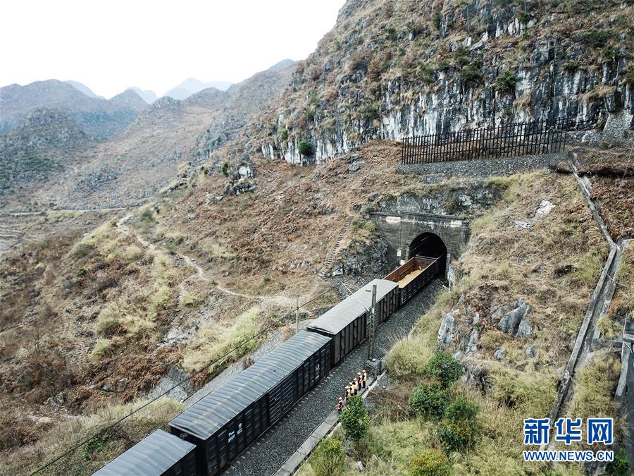 (新春走基層)(11)山區(qū)鐵路人的小站情懷