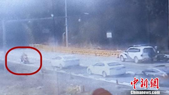 八旬老人騎電驢誤闖高速隧道前掉頭“玩”逆向行駛