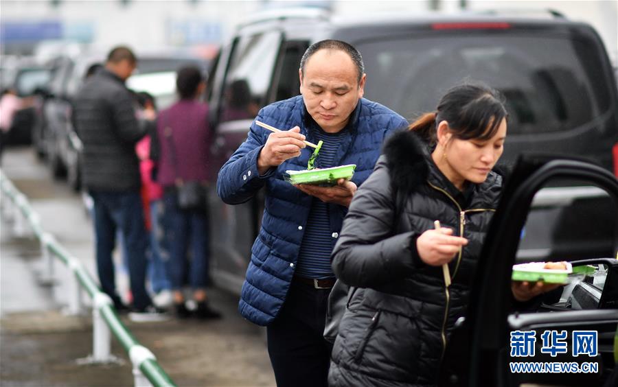 (社會)(3)海口旅客滯留應急第六日:秩序井然