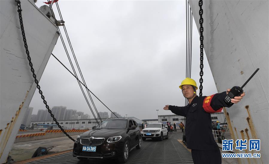 （社會）（1）瓊州海峽濃霧頻現 ?？谌杂腥f余車輛待渡