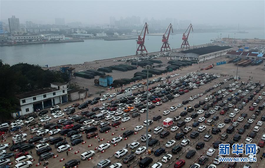 (社會)(5)瓊州海峽濃霧頻現(xiàn) 海口仍有萬余車輛待渡