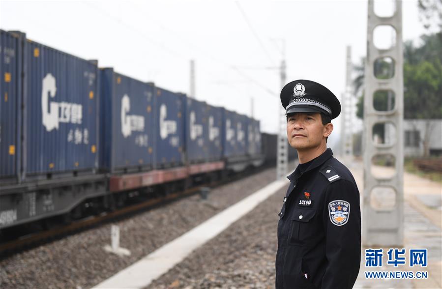(圖片故事)(8)鐵路民警與一座小站的不了情