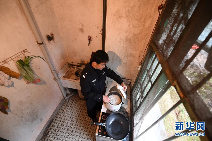 (圖片故事)(10)鐵路民警與一座小站的不了情