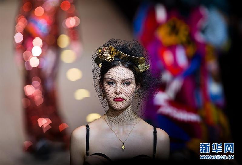 (國際)(4)杜嘉班納2018秋冬女裝“致意時尚”