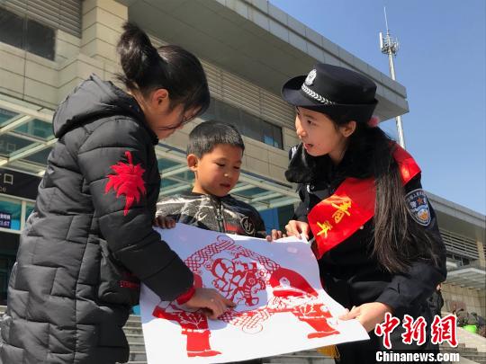 90后“剪紙警花”為旅客春運送“福”