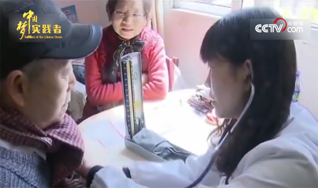 朱蘭為社區居民做健康檢查
