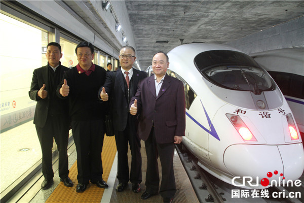 圖片默認(rèn)標(biāo)題_fororder_圖說：港區(qū)全國人大代表和政協(xié)委員為高鐵紛紛點贊（攝影：劉志敏）.JPG_副本