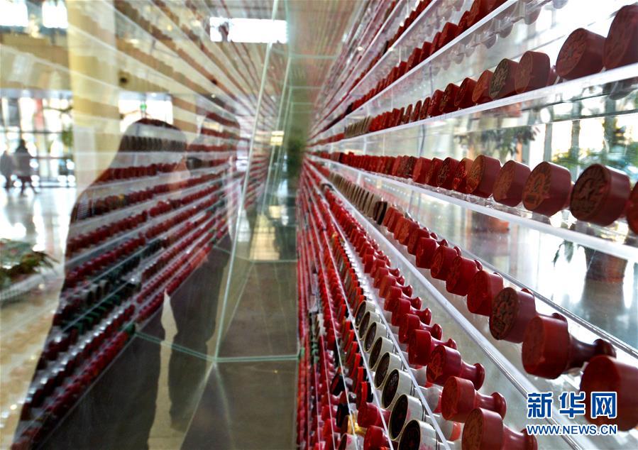 （聚焦歷史性成就和變革·特稿·圖文互動）（1）力推簡政放權 激發(fā)市場活力——我國五年簡政放權進展巡禮