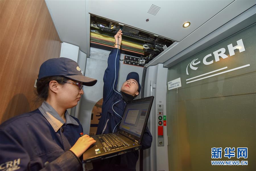 (社會)(3)高鐵列車的“女門神”