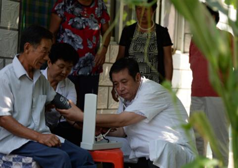周松勃在為村民測量血壓。圖片來源：河北文明網