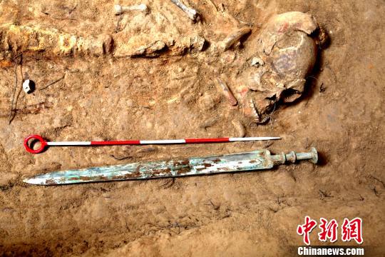 陜西發現秦人墓葬出土完整銅劍及透明液體（圖）