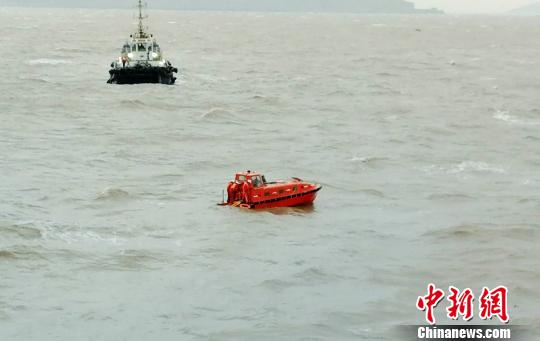 浙江舟山北部水域一散貨船沉沒13人落水