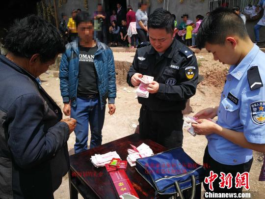 云南“骨灰級老賴”嫁女遇法院執行上演閨女披婚紗父母戴手銬