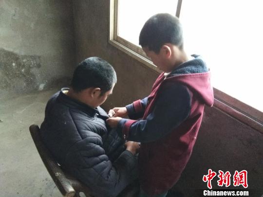 湖北11歲男孩奉親至孝攢下課間奶給病父和奶奶（圖）
