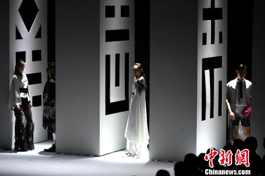 圖為潮裝秀。　王東明 攝