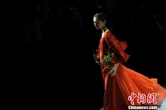 圖為女裝秀。　王東明 攝