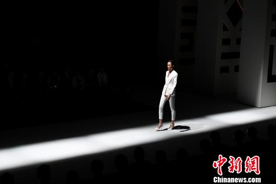 圖為女裝秀。　王東明 攝