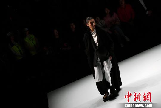 圖為女裝秀。　王東明 攝