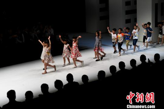 圖為童裝秀。　王東明 攝