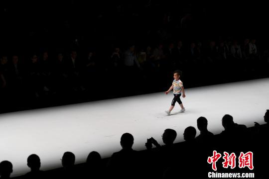 圖為童裝秀。　王東明 攝