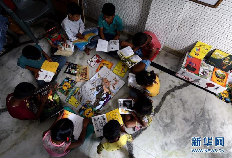 (國際·世界讀書日·圖文互動)(2)印度努力改善貧困兒童閱讀條件
