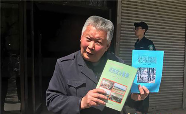 任民昌向記者展示自己參與編寫的有關養殖方面的農業科技圖書。