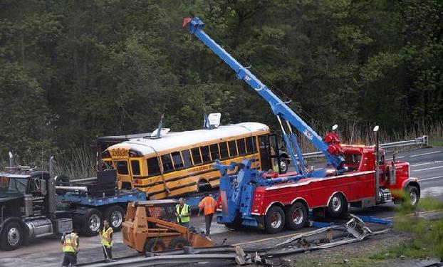 （國際）美國一校車與卡車相撞至少2死43傷