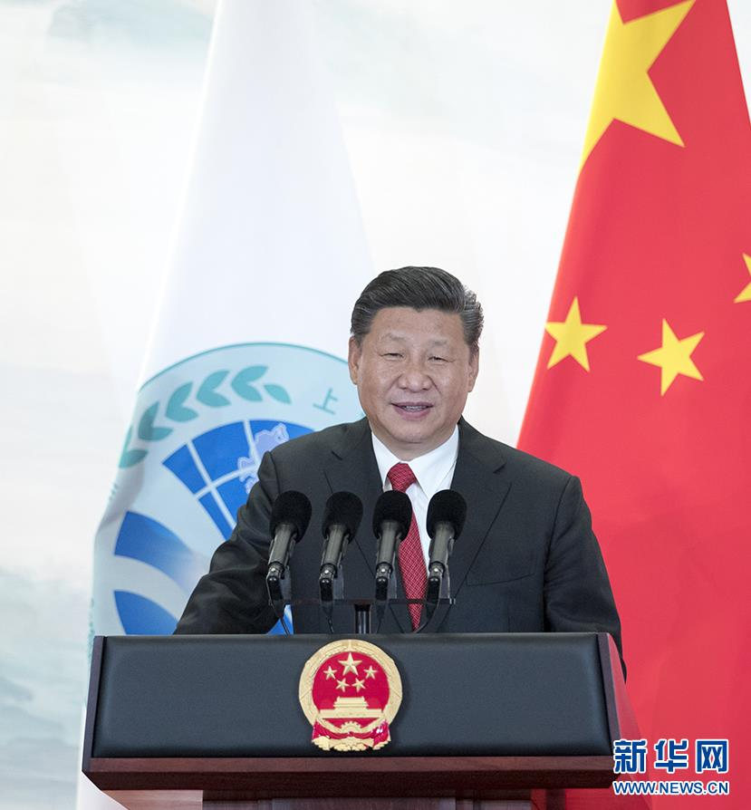 　　6月9日，國家主席習(xí)近平在青島國際會議中心舉行宴會，歡迎出席上海合作組織青島峰會的外方領(lǐng)導(dǎo)人。這是習(xí)近平發(fā)表致辭。（圖片來自：新華網(wǎng)）