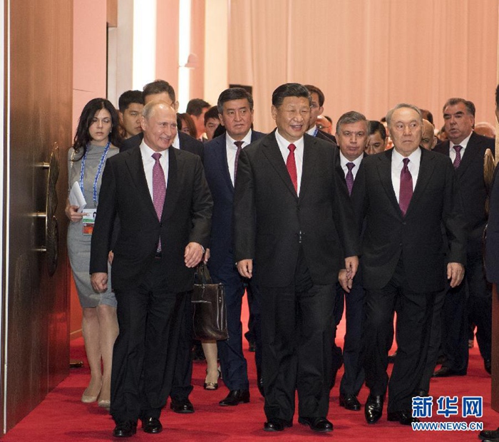 　　6月9日，國(guó)家主席習(xí)近平在青島國(guó)際會(huì)議中心舉行宴會(huì)，歡迎出席上海合作組織青島峰會(huì)的外方領(lǐng)導(dǎo)人。這是習(xí)近平同貴賓們共同步入宴會(huì)廳。新華社記者李學(xué)仁攝