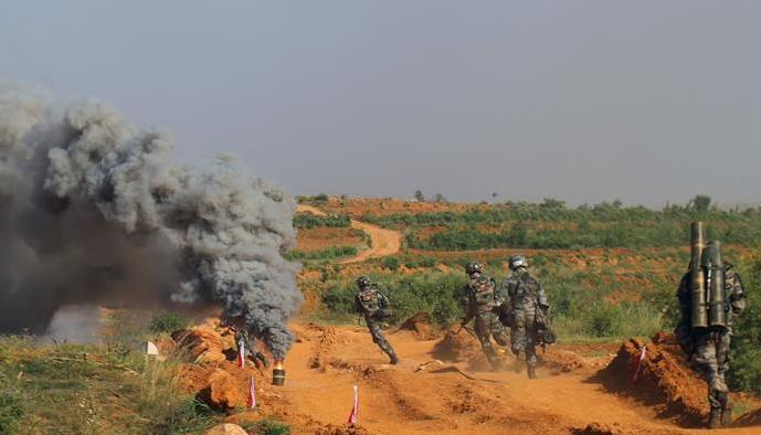 （圖文互動）（1）崗前淬火鍛利刃——陸軍院校開展實戰化畢業綜合演練提升學員指揮作戰能力