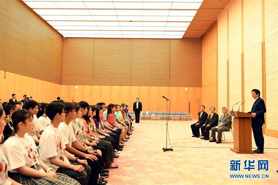 （XHDW）日本首相安倍晉三：希望“中日小大使”搭建友好橋梁