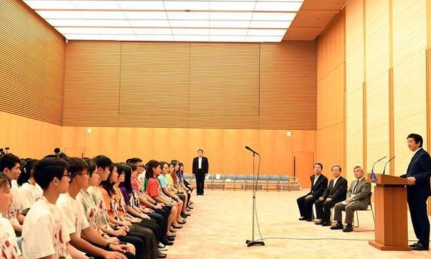 （XHDW）日本首相安倍晉三：希望“中日小大使”搭建友好橋梁