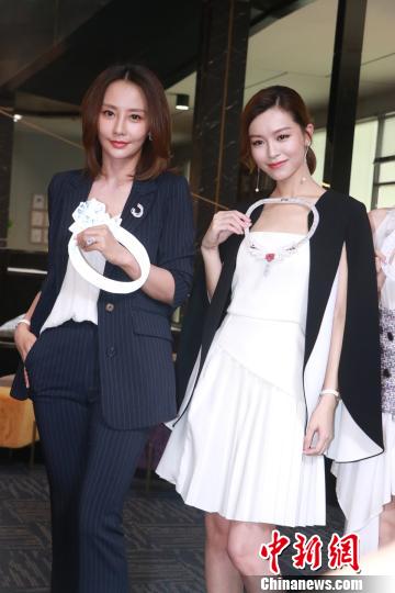 馬雅舒(圖左)說自己在劇中飾演的穆子昀很有個性。　徐銀 攝