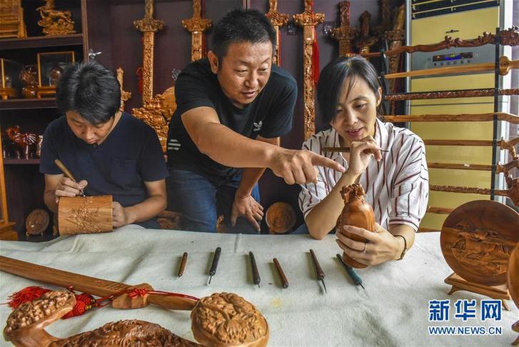 （經(jīng)濟(jì)）（3）河北深州：廢棄桃木變身工藝品