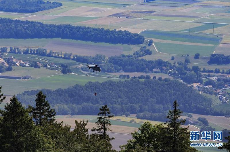 （國際）（1）瑞士空軍出動直升機為高山牧場送水