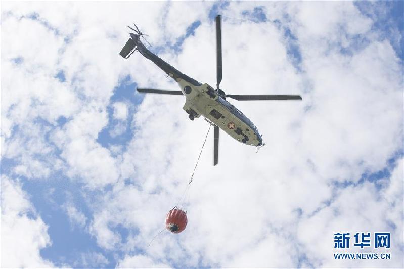 （國際）（2）瑞士空軍出動直升機為高山牧場送水