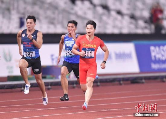 8月25日，2018年雅加達亞運會田徑男子100米預賽，中國飛人蘇炳添在第三小組第五道出發，他以絕對優勢獲得小組第一，成績為10秒27。另一名參賽的中國選手許周政，在第三小組以10秒40獲得小組第二， 也順利獲得晉級半決賽的資格。圖為蘇炳添比賽中。 <a target=&apos;_blank&apos; href=&apos;http://www.chinanews.com/&apos;><p align=
