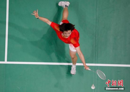 中國隊選手何冰嬌在比賽中。<a target=&apos;_blank&apos; href=&apos;http://www.chinanews.com/&apos;><p align=