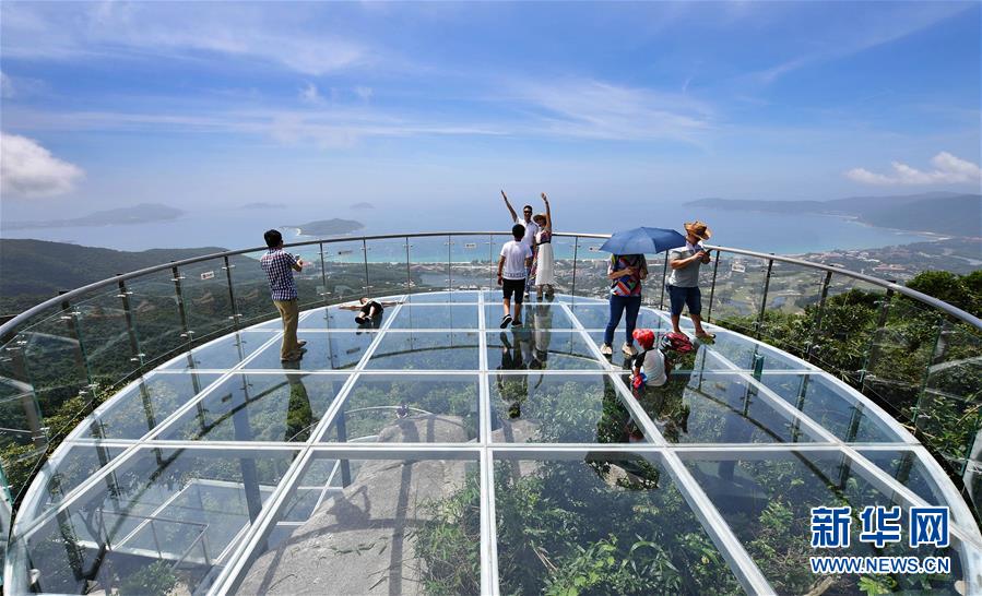 （社會）（1）三亞海景玻璃棧道迎客