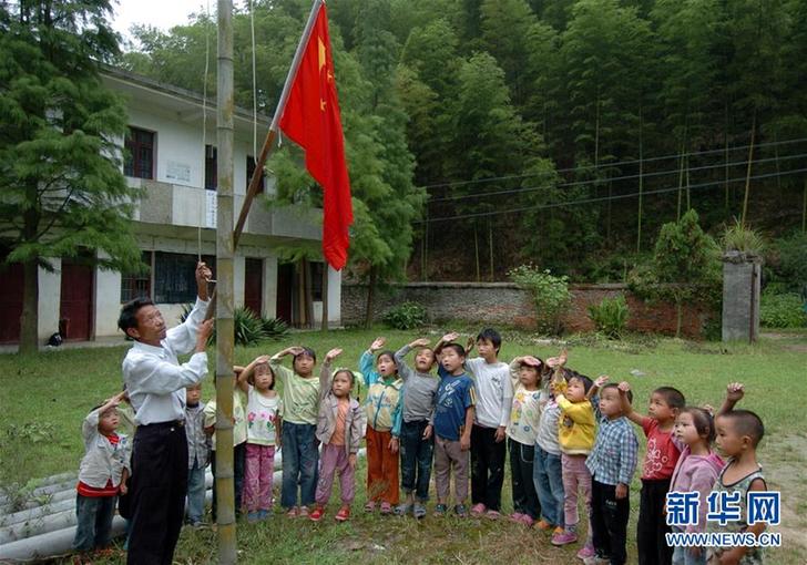 (圖片故事)(2)山村教學(xué)點(diǎn):在堅(jiān)守中傳承