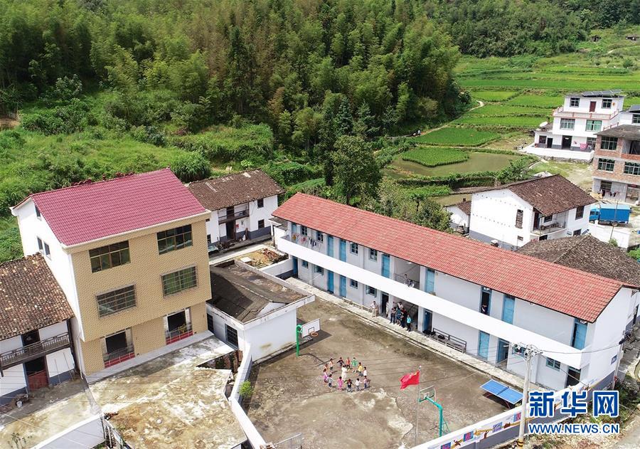 (圖片故事)(8)一位90后鄉村教師的堅守