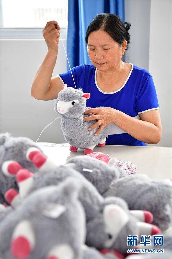 (經(jīng)濟)(3)陜西安康大力發(fā)展毛絨玩具文創(chuàng)產(chǎn)業(yè)