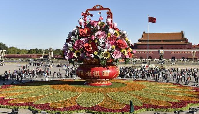 （圖文互動）（1）“像一個大蛋糕，又像一串串腳印”——天安門廣場國慶花壇里的“時代印記”