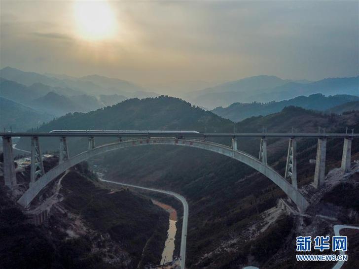（新華全媒頭條·圖文互動）（1）從萬橋飛架看中國奮斗——在貴州高高的山崗上