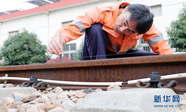 （社會）（1）三代鐵路線路檢修工 四十年傳承更上一層