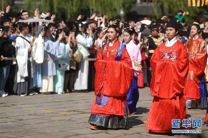 （社會）（3）江南古鎮上演中國傳統服飾“秀”