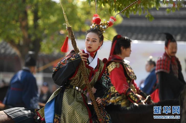 （社會）（4）江南古鎮上演中國傳統服飾“秀”